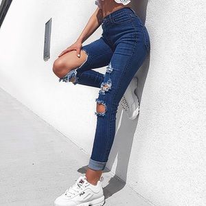 Strechy mid rise ripped skinny jeans
